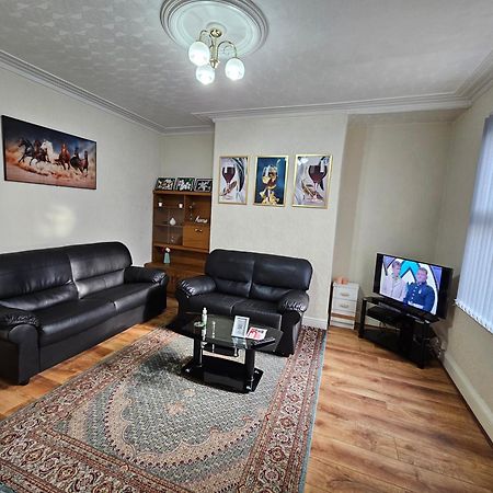 Spacious Two Bedroom House, Parking And Wifi Leeds  Bagian luar foto