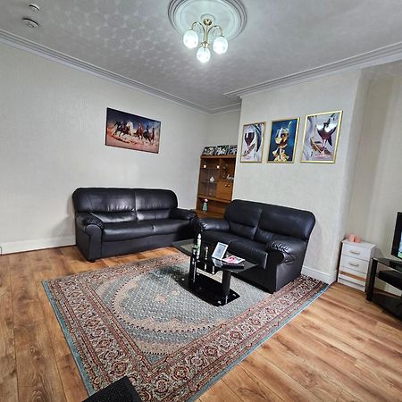 Spacious Two Bedroom House, Parking And Wifi Leeds  Bagian luar foto