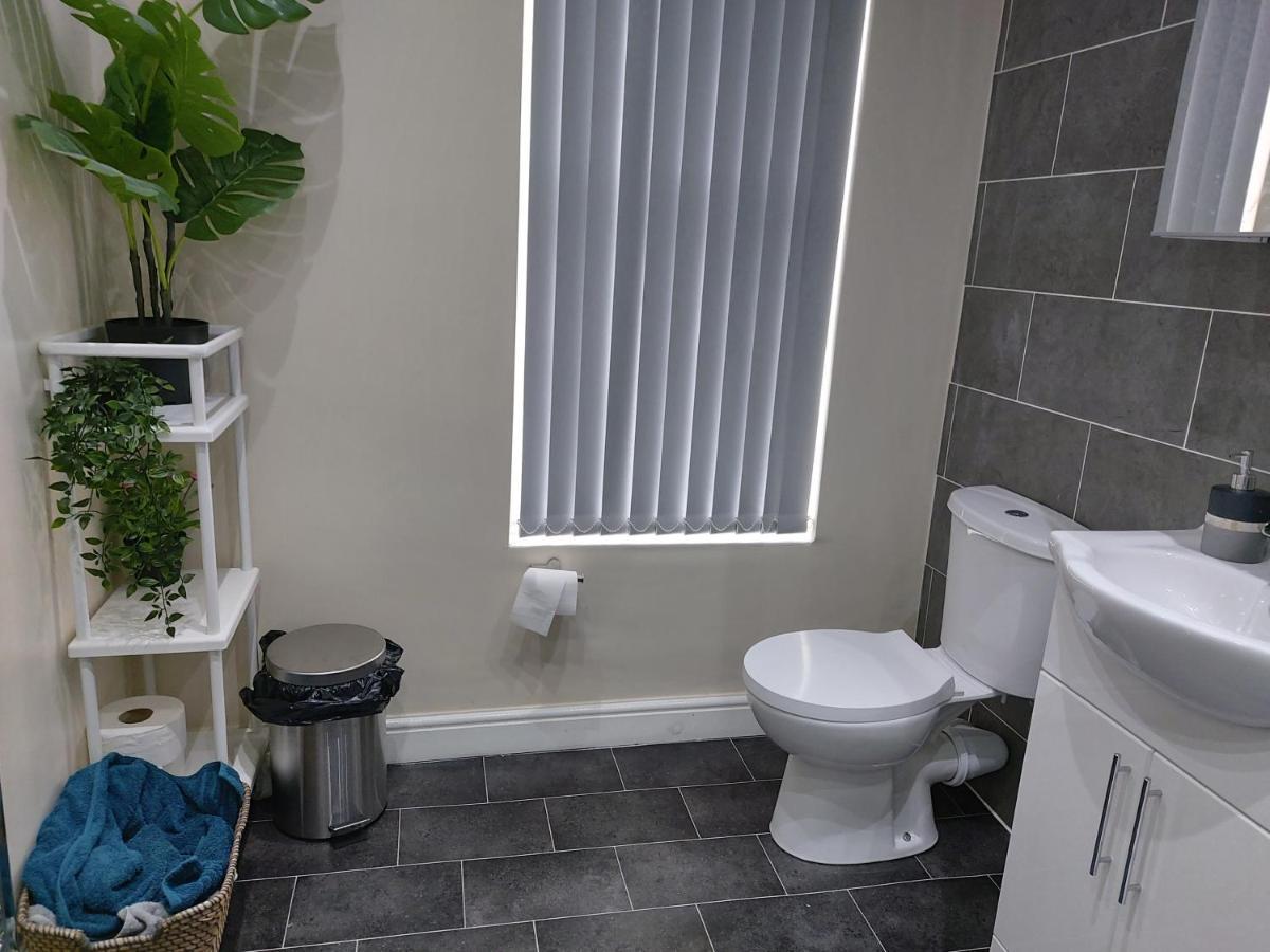 Spacious Two Bedroom House, Parking And Wifi Leeds  Bagian luar foto