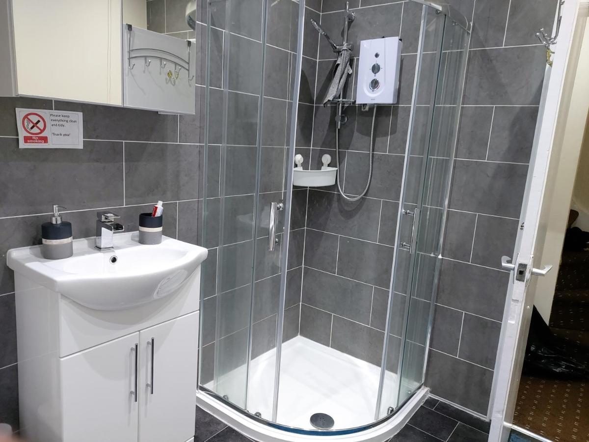 Spacious Two Bedroom House, Parking And Wifi Leeds  Bagian luar foto