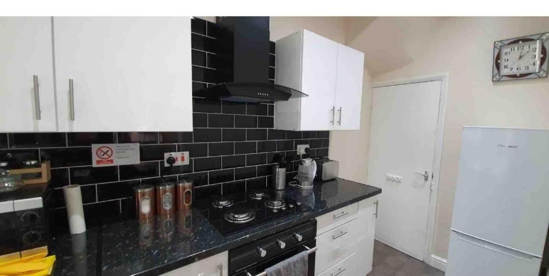 Spacious Two Bedroom House, Parking And Wifi Leeds  Bagian luar foto