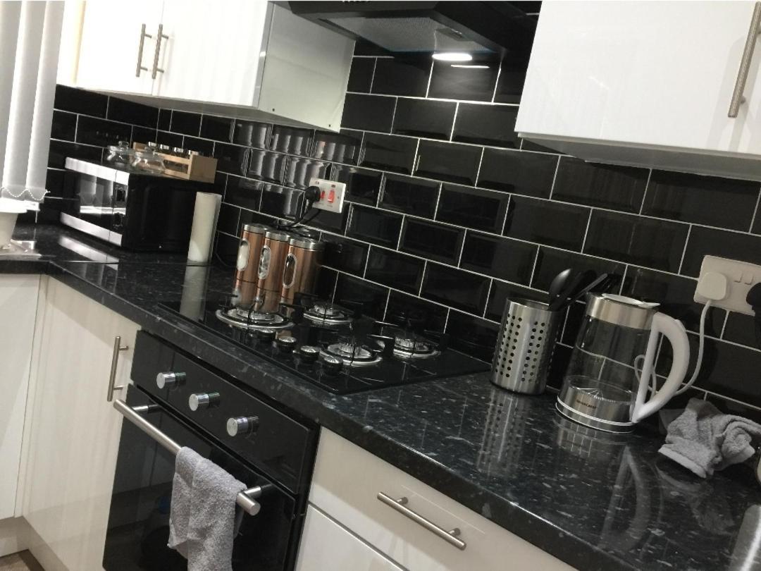 Spacious Two Bedroom House, Parking And Wifi Leeds  Bagian luar foto