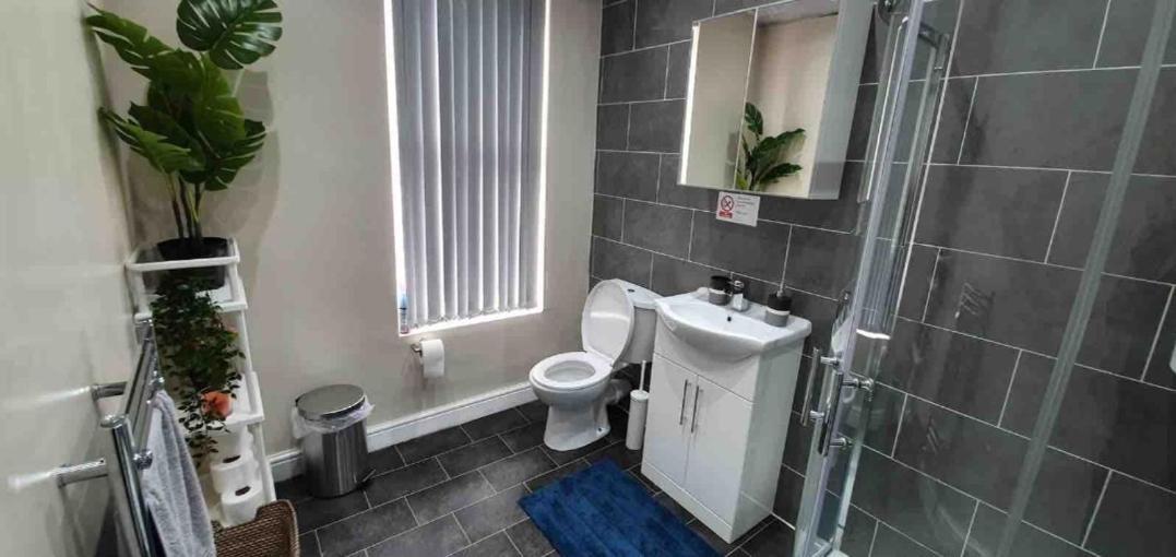 Spacious Two Bedroom House, Parking And Wifi Leeds  Bagian luar foto