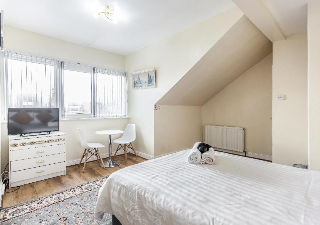 Spacious Two Bedroom House, Parking And Wifi Leeds  Bagian luar foto