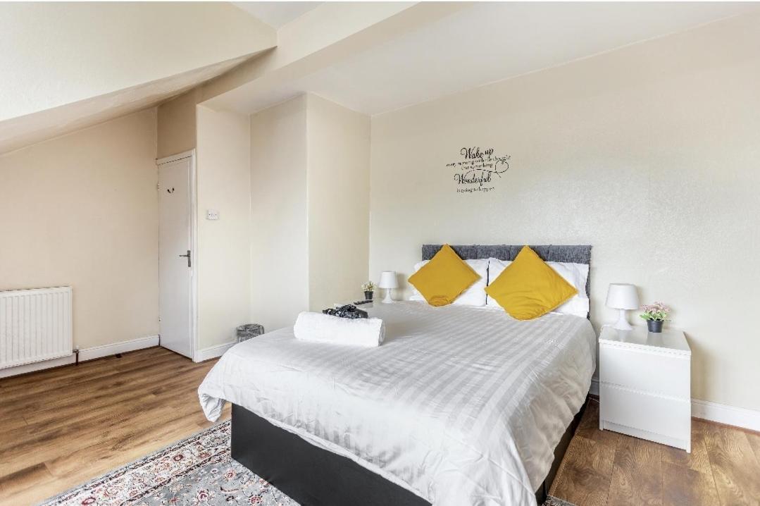 Spacious Two Bedroom House, Parking And Wifi Leeds  Bagian luar foto