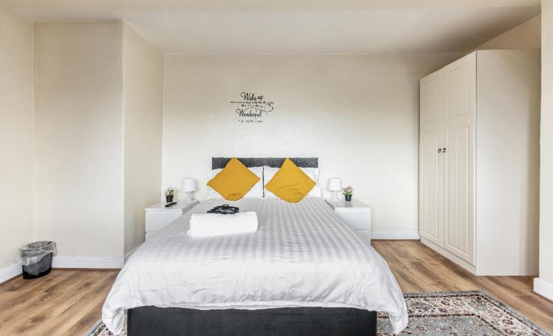 Spacious Two Bedroom House, Parking And Wifi Leeds  Bagian luar foto