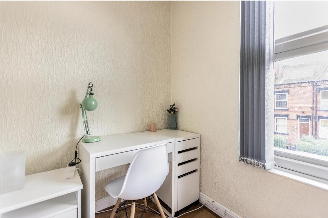 Spacious Two Bedroom House, Parking And Wifi Leeds  Bagian luar foto
