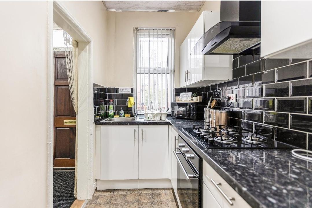 Spacious Two Bedroom House, Parking And Wifi Leeds  Bagian luar foto
