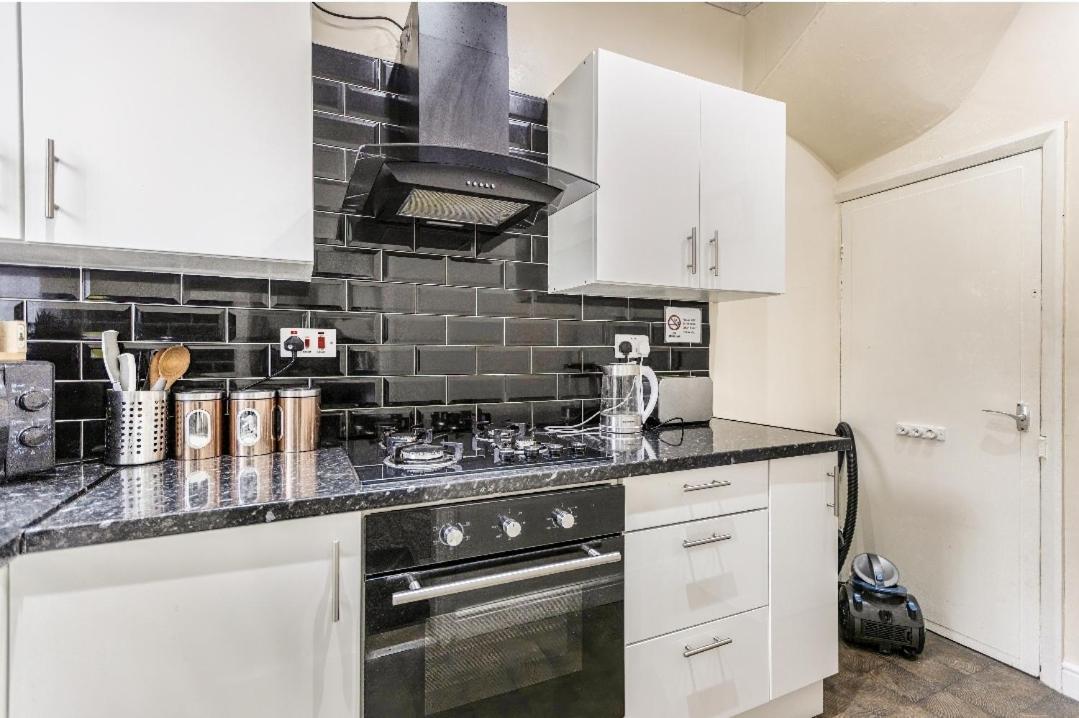 Spacious Two Bedroom House, Parking And Wifi Leeds  Bagian luar foto