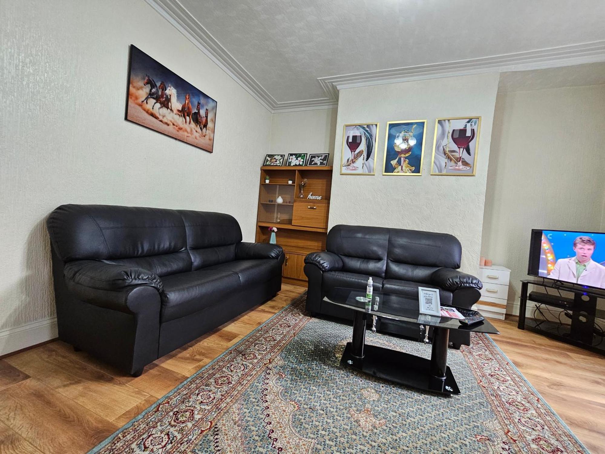 Spacious Two Bedroom House, Parking And Wifi Leeds  Bagian luar foto
